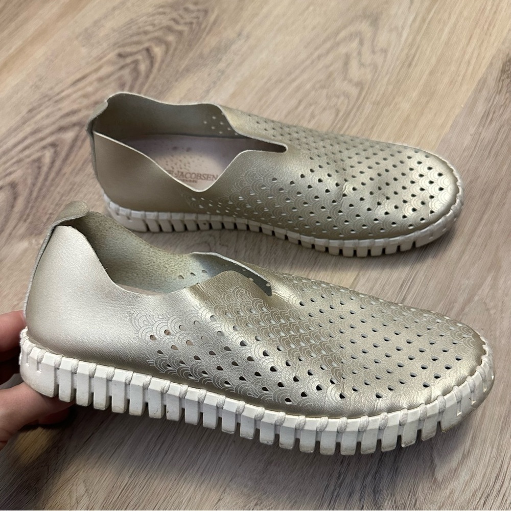 Ilse Jacobsen Hornbaek Metallic Perforated Sneaker size 37 Platin